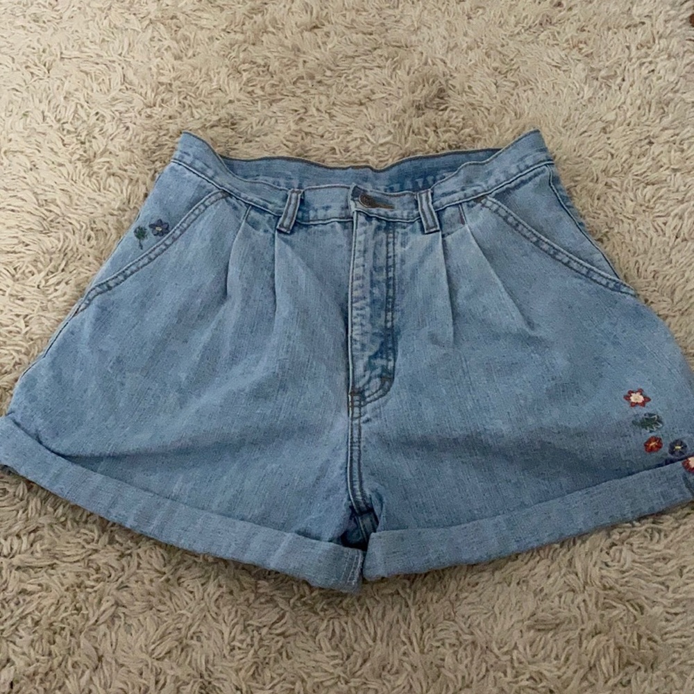 Donating 1/6/2024 vintage mom shorts w flowers